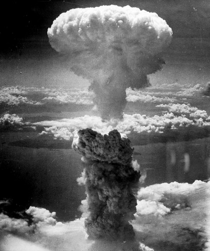 長崎市に投下された原爆によるキノコ雲の画像