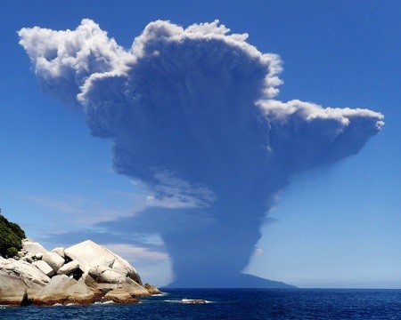 鹿児島県の口永良部島で起きた噴火の画像