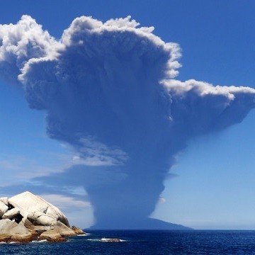 鹿児島県の口永良部島で起きた噴火の画像