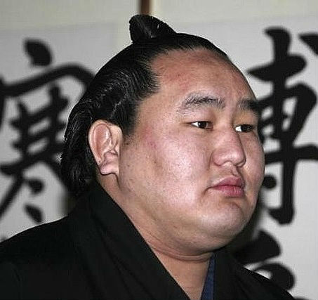 英雄チンギス・ハン肖像画に落書きで激怒している元横綱・朝青龍氏の画像