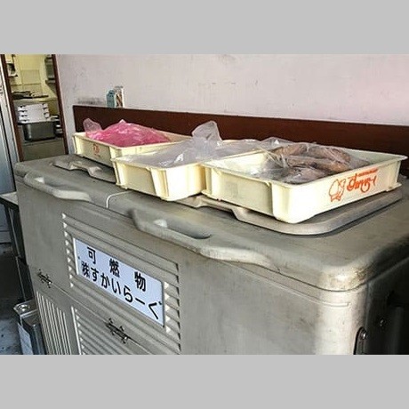 Caféレストランガスト小倉城野店で発覚したごみ箱の上に冷凍ハンバーグの画像