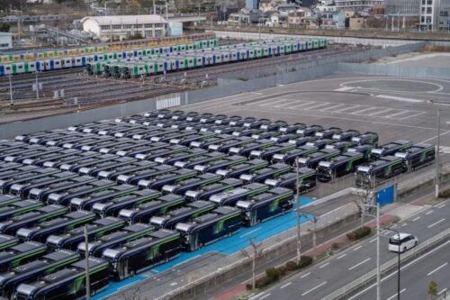 大阪市中央区森ノ宮にある大阪メトロ所有地に集積されたEVバスの画像